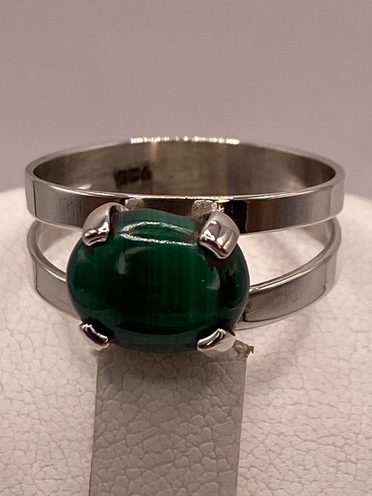 Anillo de Plata Ley 925 con Malaquita Natural, sello de autenticidad Plata Ley .925