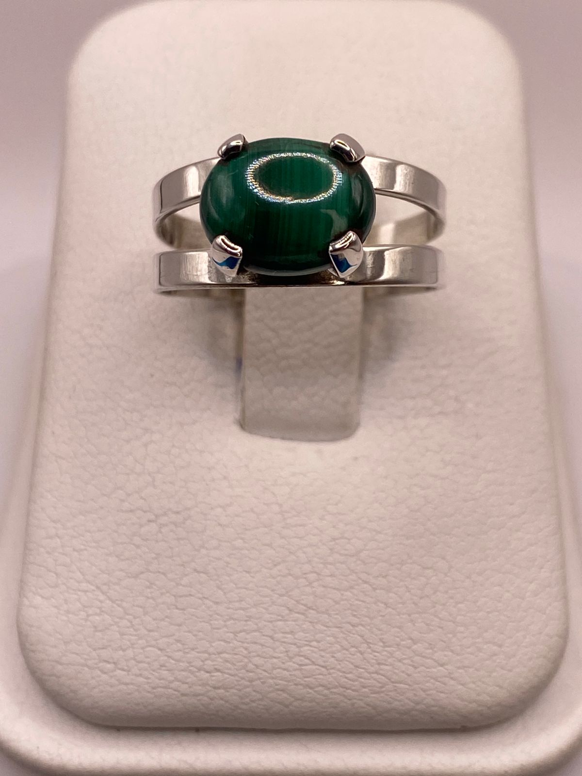 Anillo de Plata Ley 925 con Malaquita Natural, vista lateral