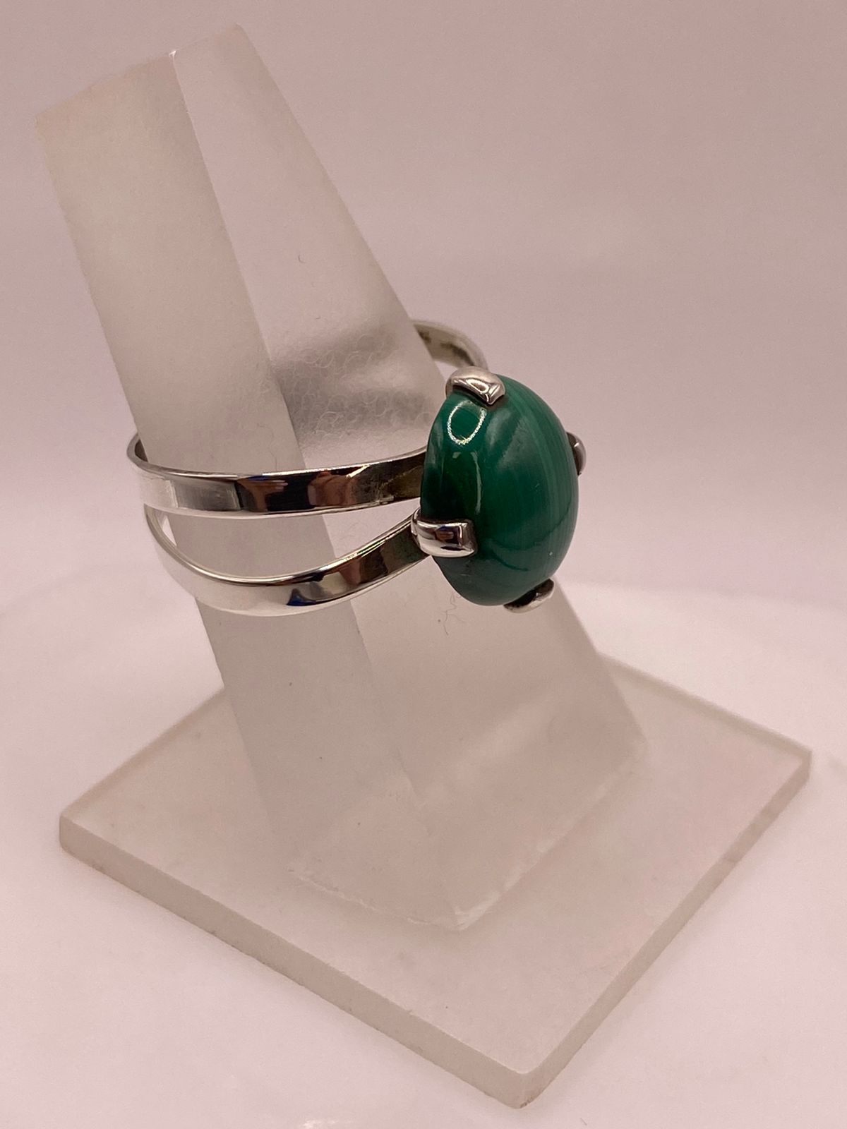 Anillo de Plata Ley 925 con Malaquita Natural, vista frontal