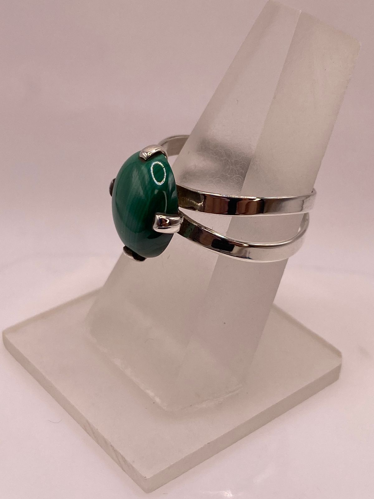 Anillo de Plata Ley 925 con Malaquita Natural, vista lateral