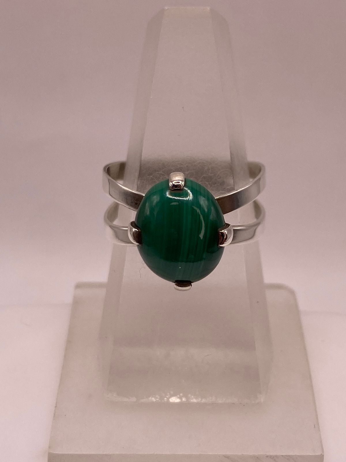 Anillo de Plata Ley 925 con Malaquita Natural — vista lateral