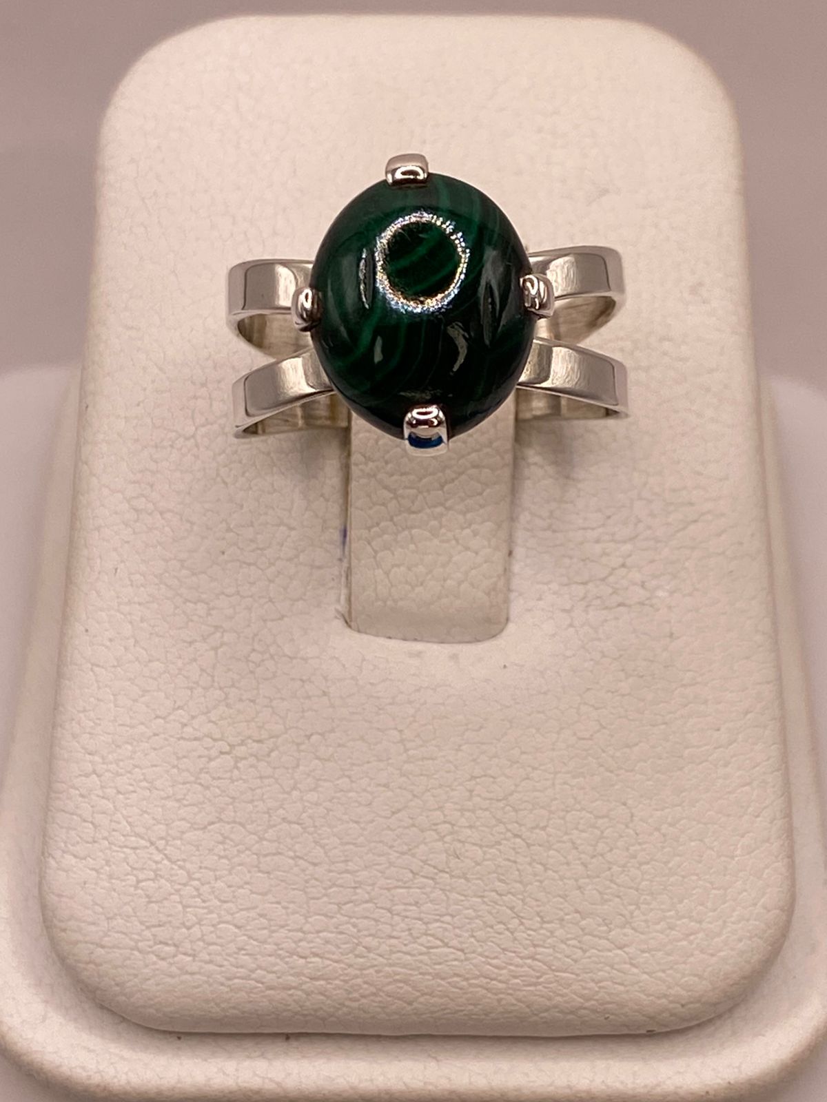 Anillo de Plata Ley 925 con Malaquita Natural — vista lateral
