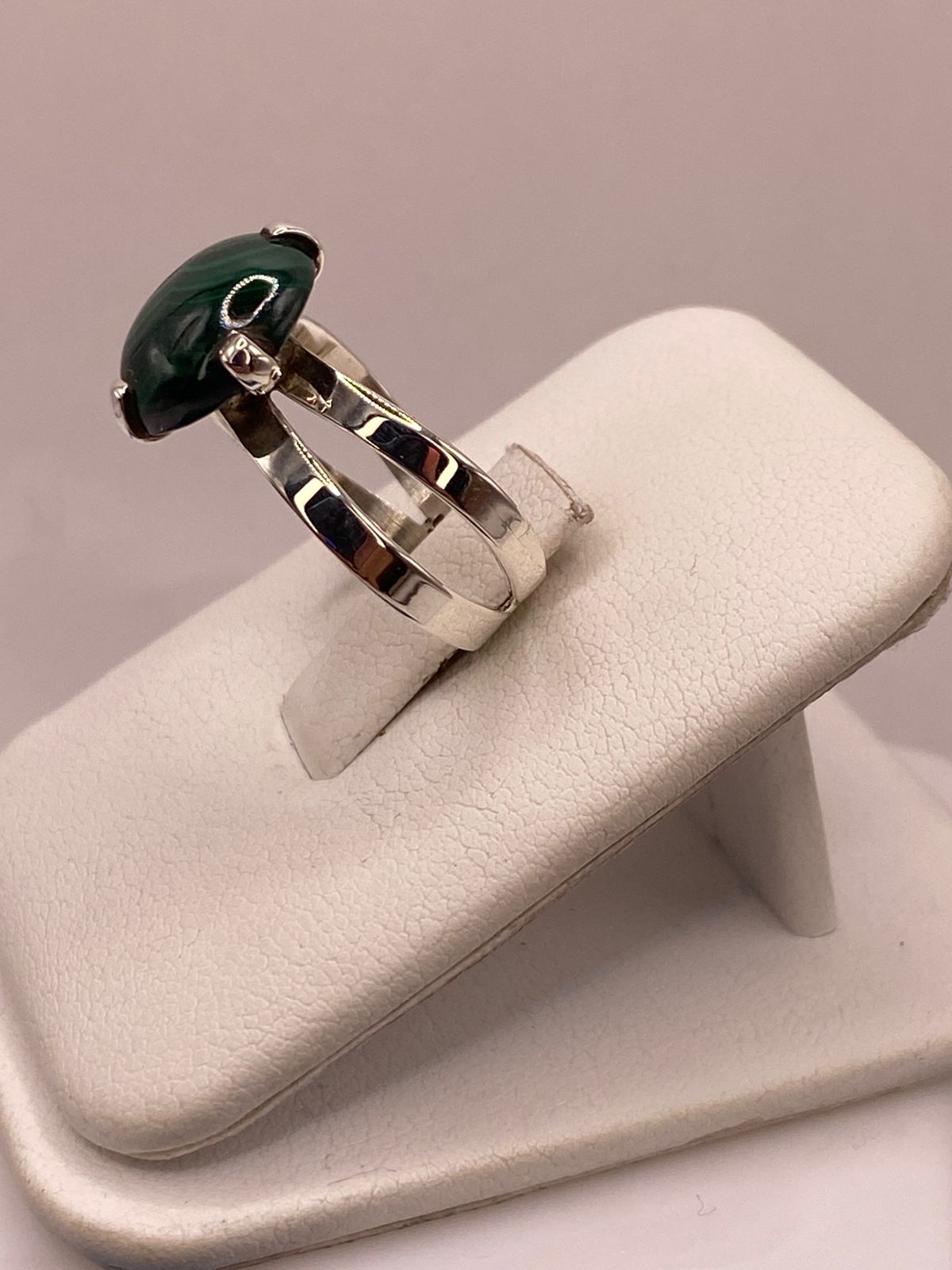 Anillo de Plata Ley 925 con Malaquita Natural, vista frontal