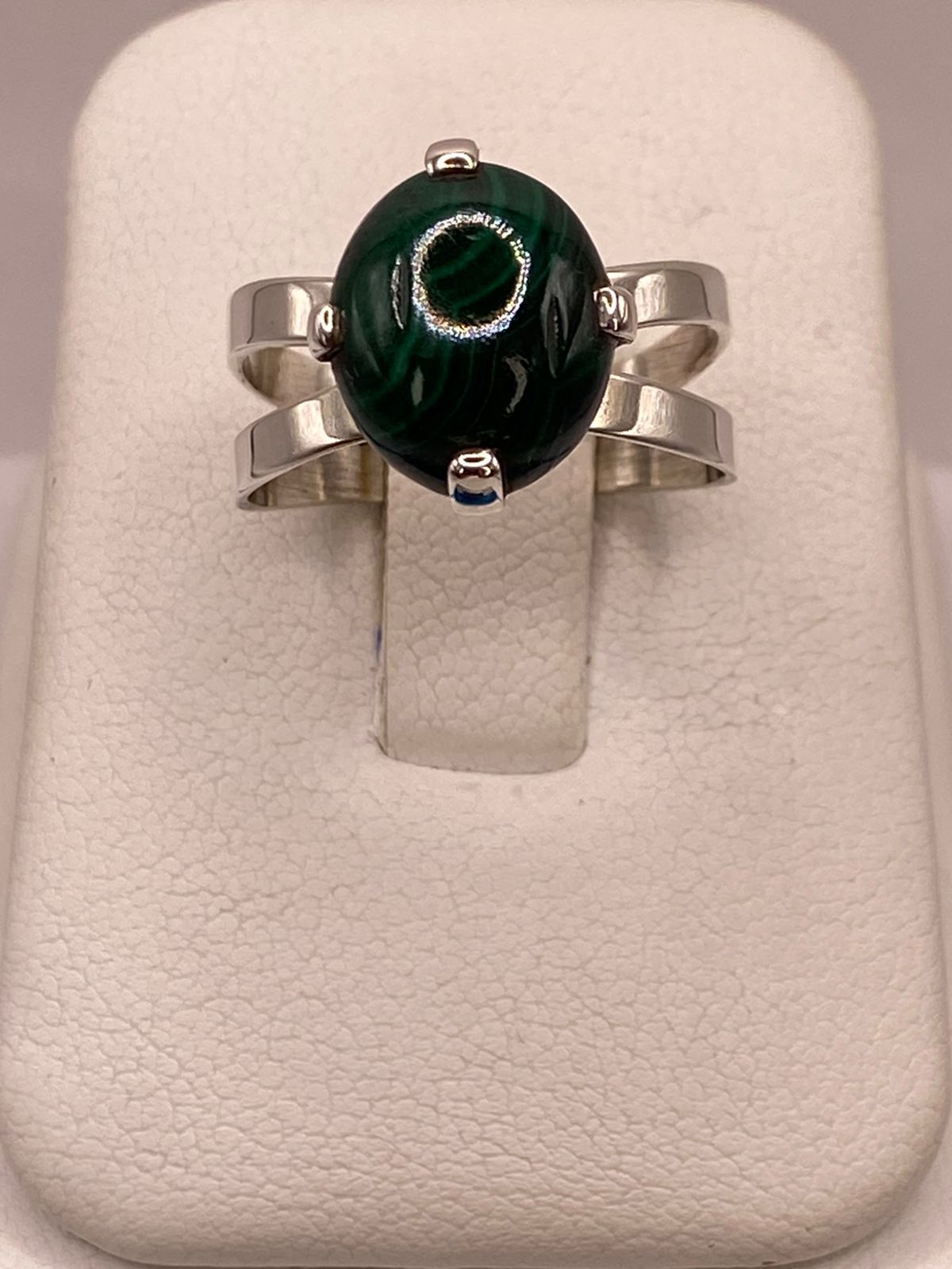 Anillo de Plata Ley 925 con Malaquita Natural, vista lateral