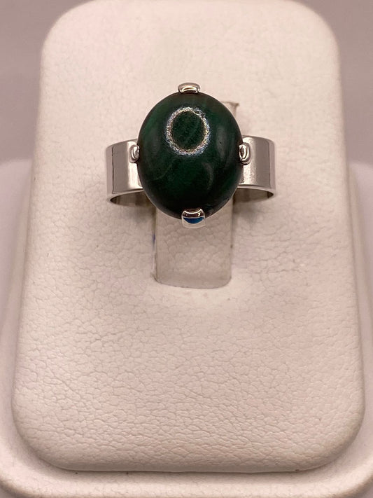 Anillo de Plata Ley 925 con Malaquita Natural — ángulo diagonal