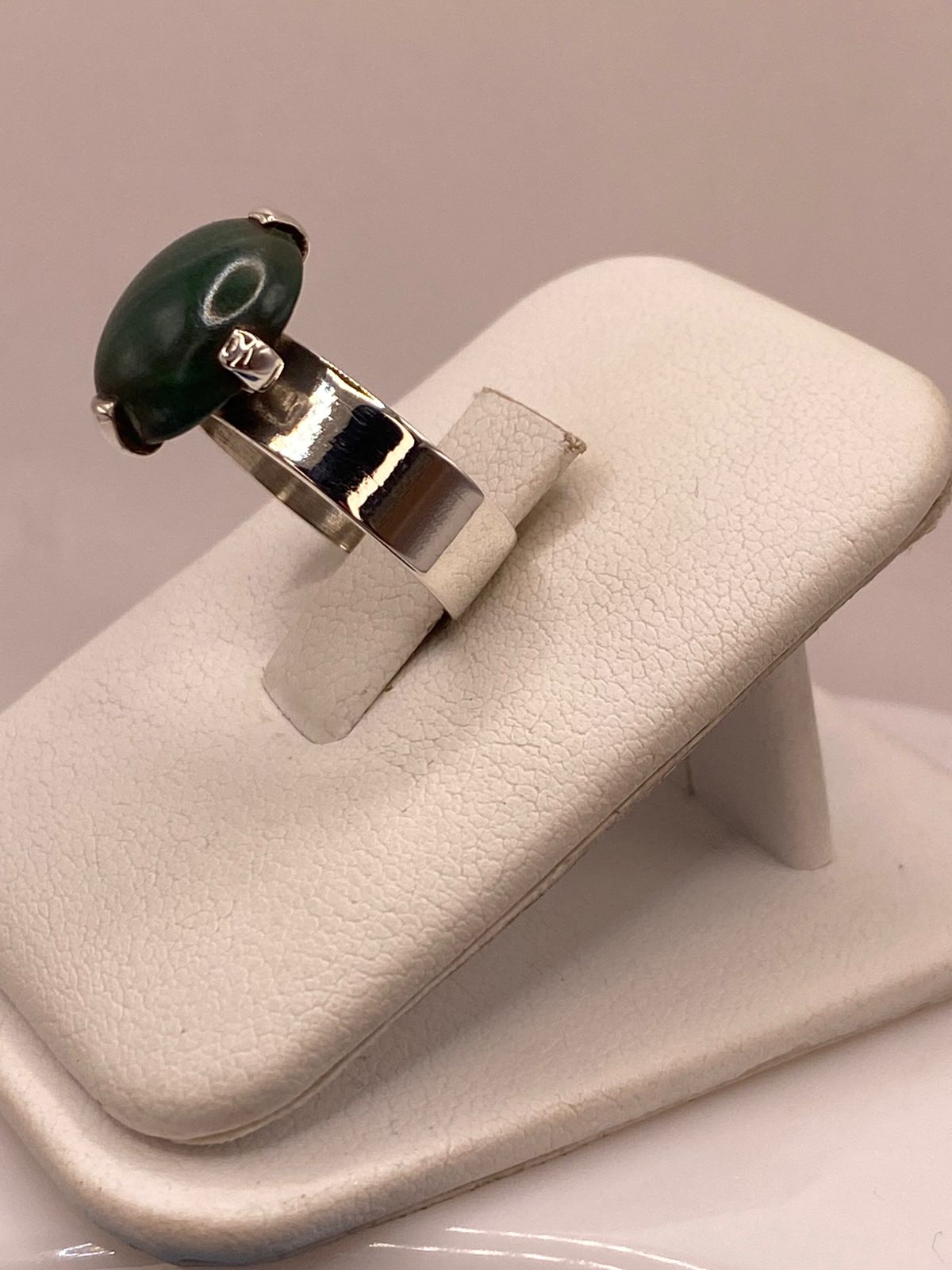 Anillo de Plata Ley 925 con Malaquita Natural, vista lateral