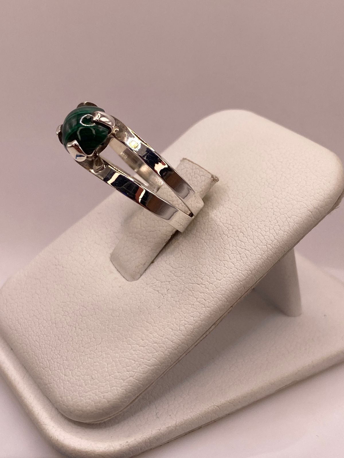 Anillo de Plata Ley 925 con Malaquita Natural, vista frontal