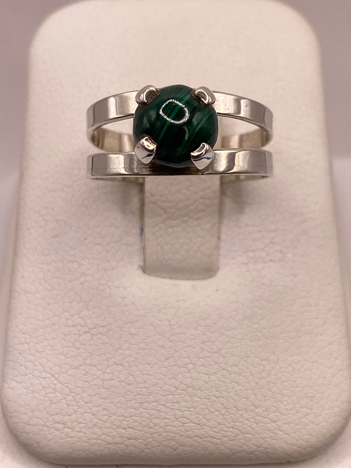 Anillo de Plata Ley 925 con Malaquita Natural — vista lateral