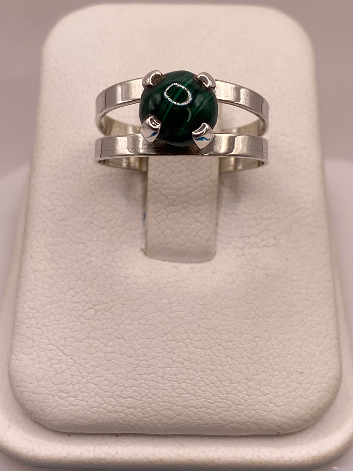 Anillo de Plata Ley 925 con Malaquita Natural, vista lateral