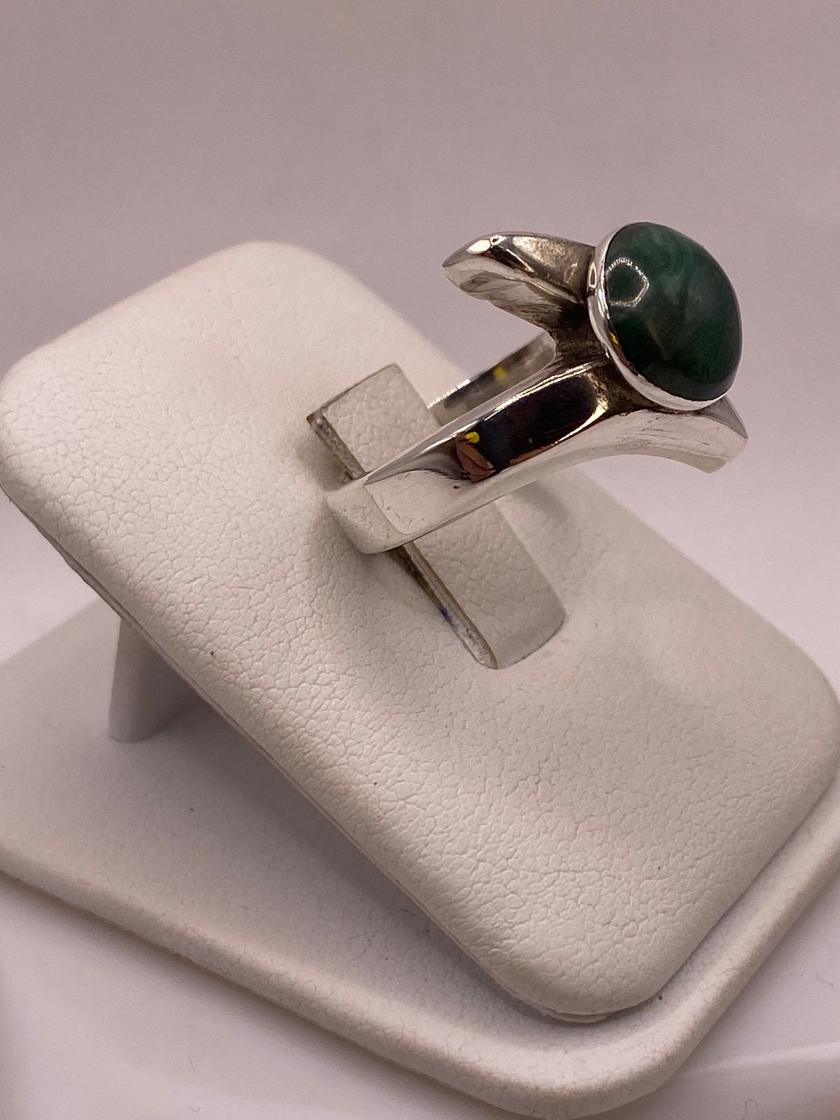 Anillo de Plata Ley 925 con Malaquita Natural, vista lateral