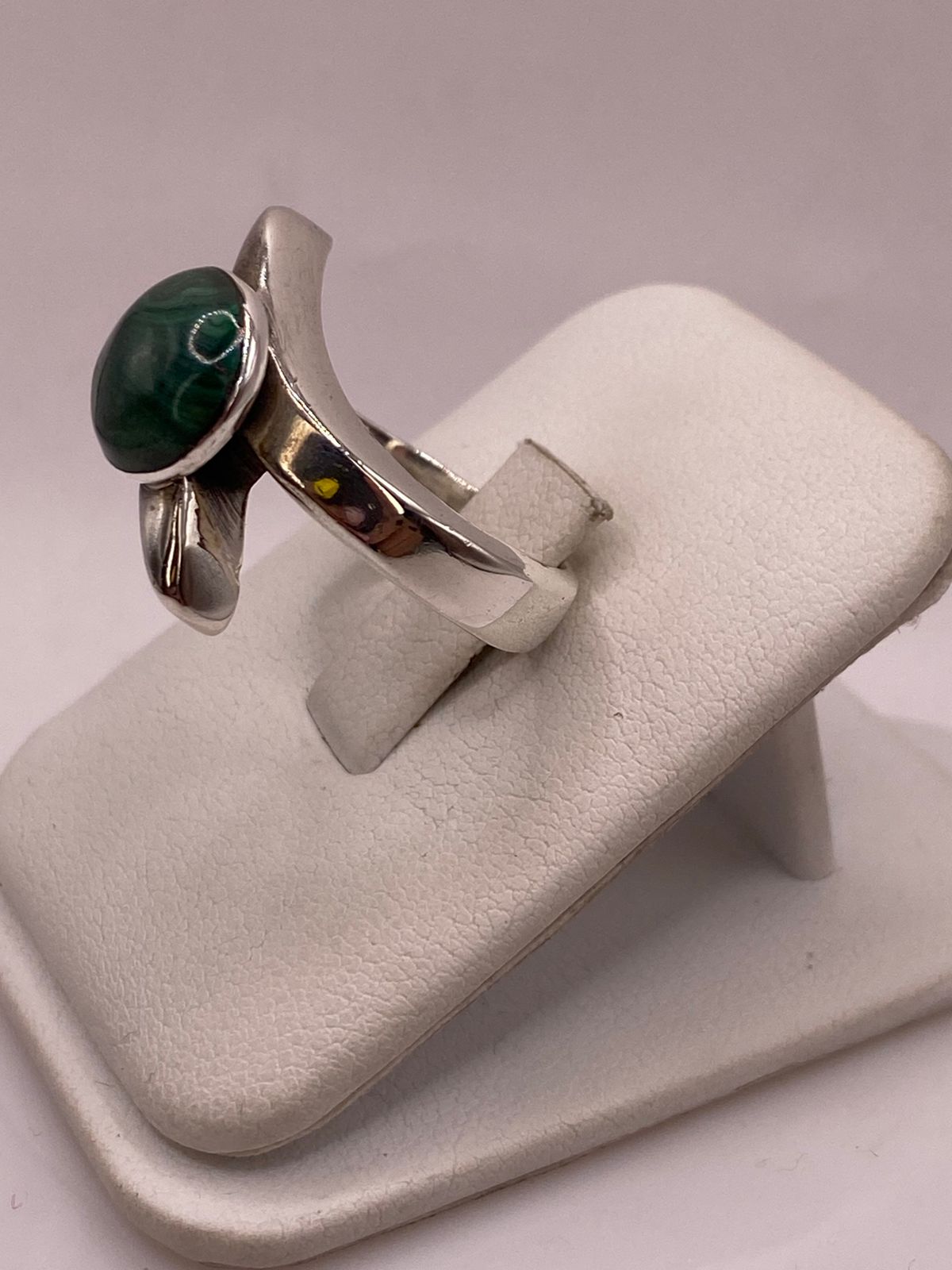 Anillo de Plata Ley 925 con Malaquita Natural, vista de detalle