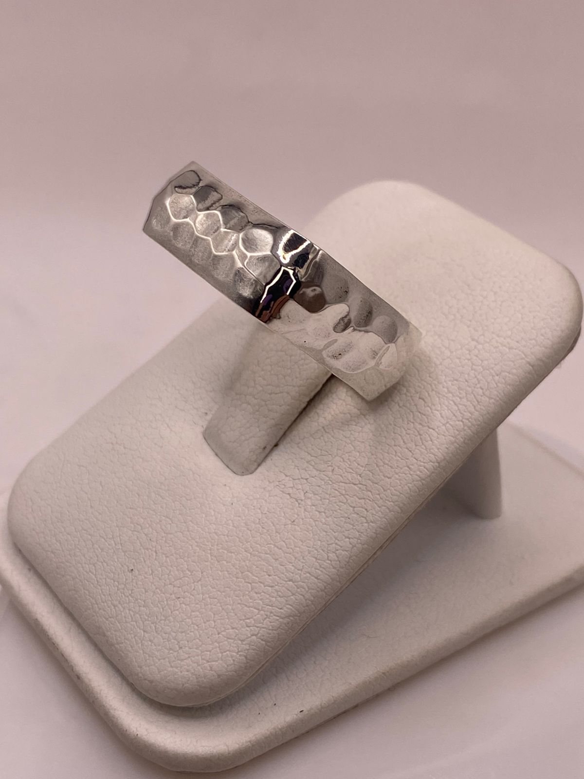 Anillo de Plata Ley 925 Martillado, vista lateral