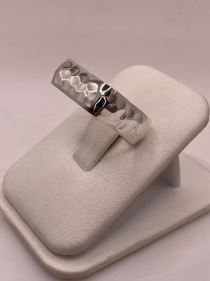 Anillo de Plata Ley 925 Martillado, vista lateral