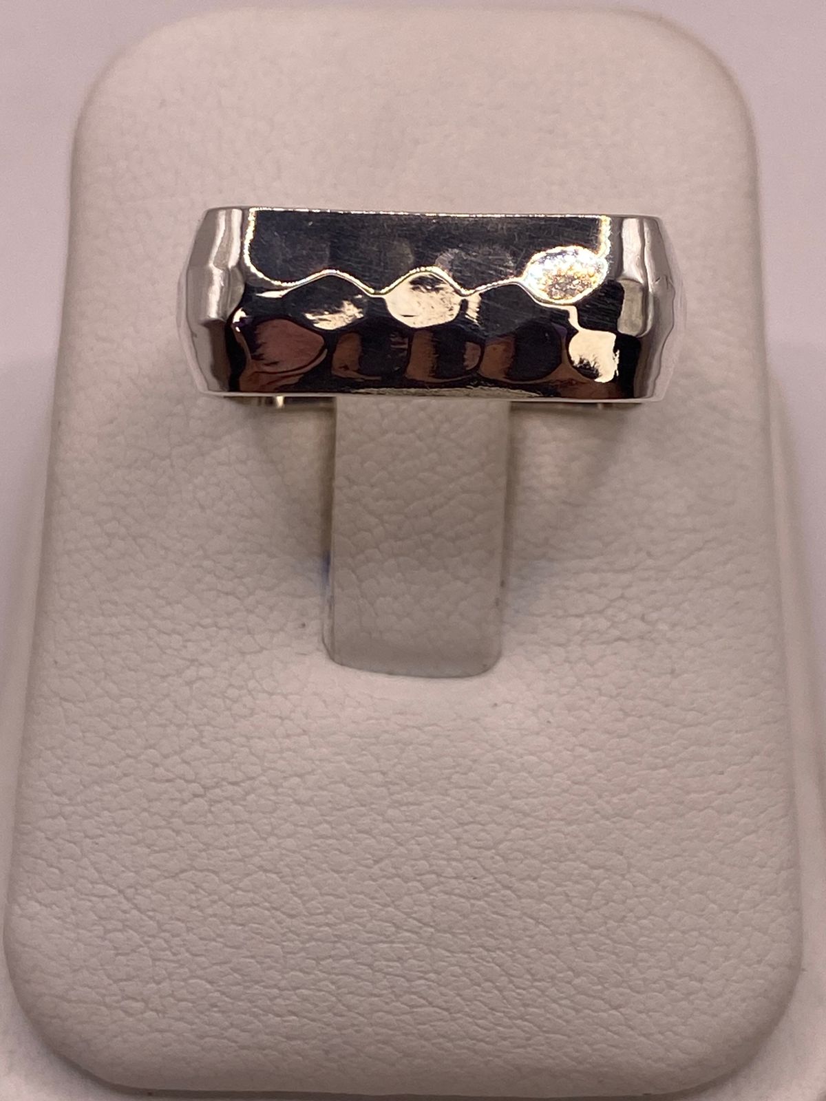 Anillo de Plata Ley 925 Martillado — ángulo diagonal