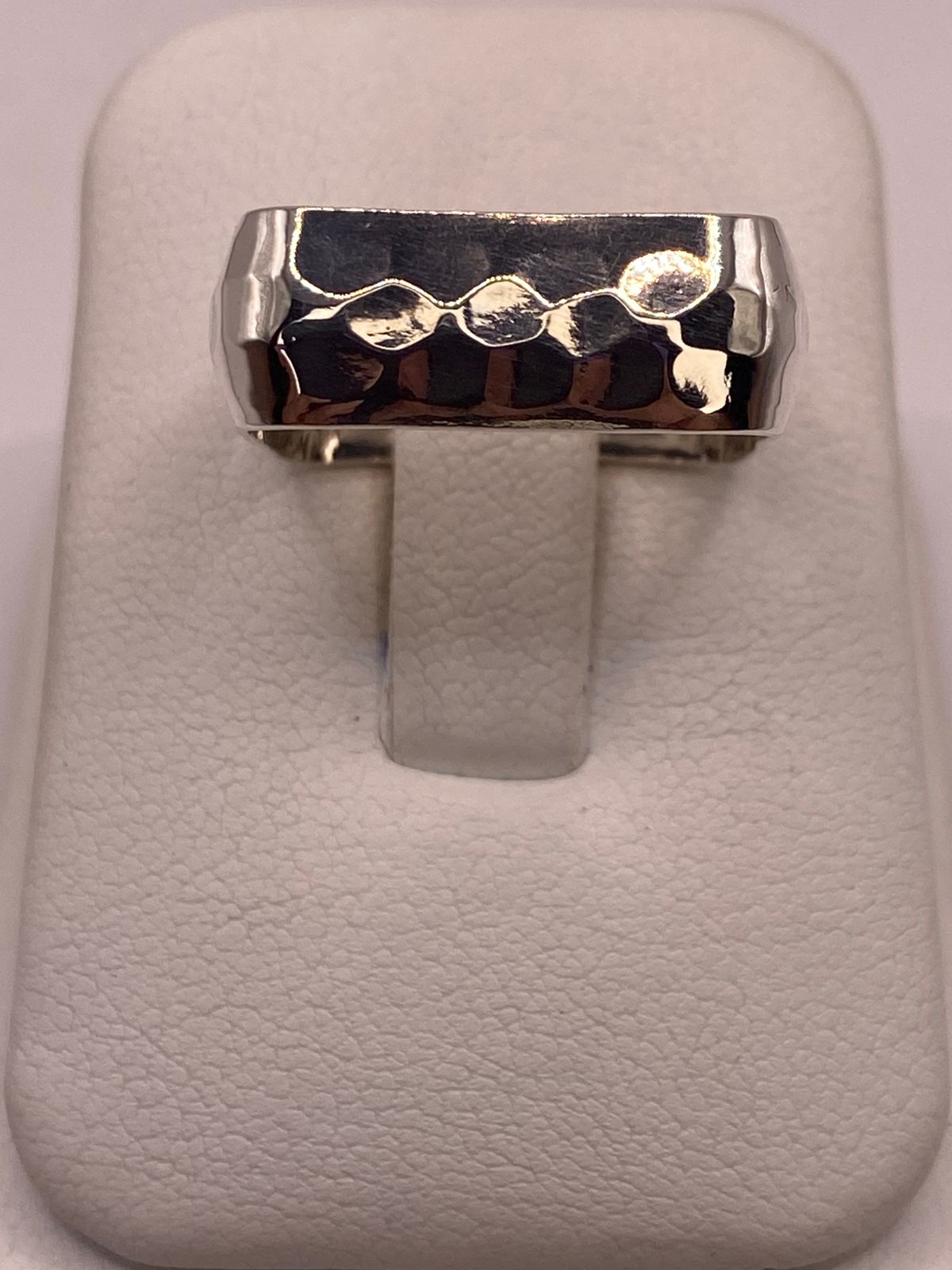 Anillo de Plata Ley 925 Martillado, vista de detalle