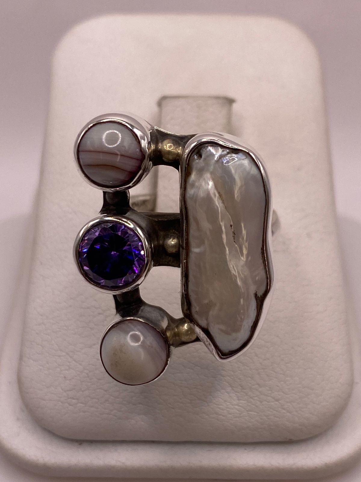 Anillo de Plata Ley 925 con Nácar, Ágata y Zirconia — ángulo diagonal