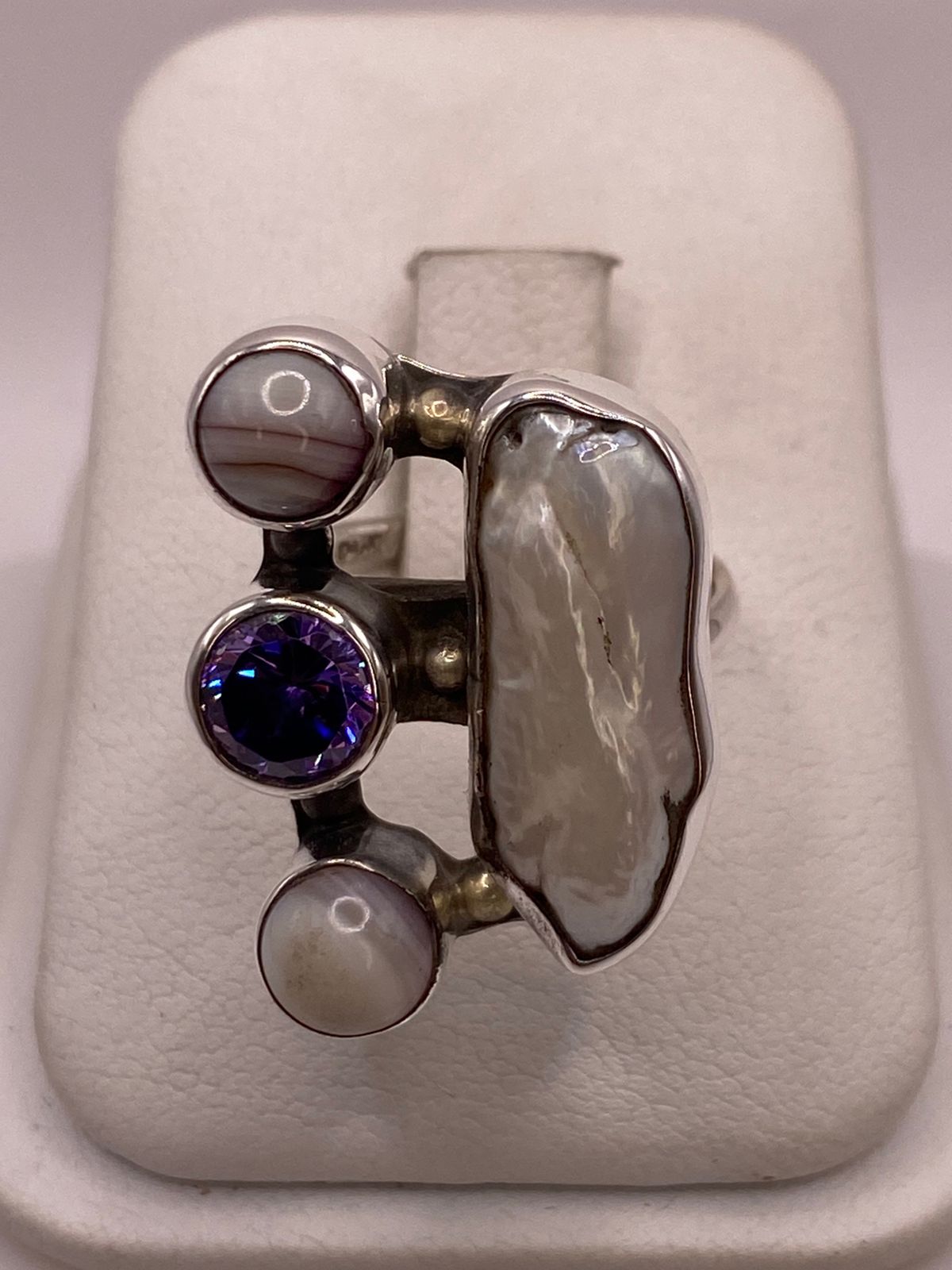 Anillo de Plata Ley 925 con Nácar, Ágata y Zirconia, vista lateral