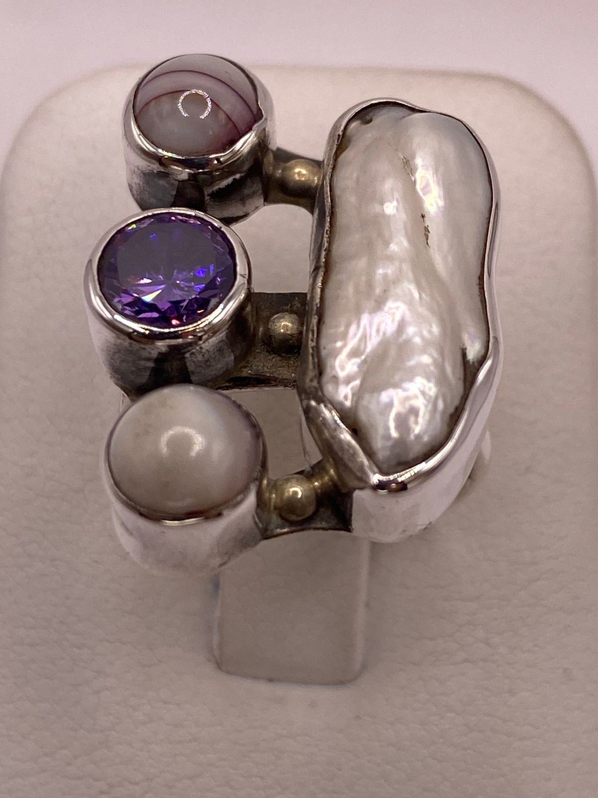 Anillo de Plata Ley 925 con Nácar, Ágata y Zirconia, vista de detalle