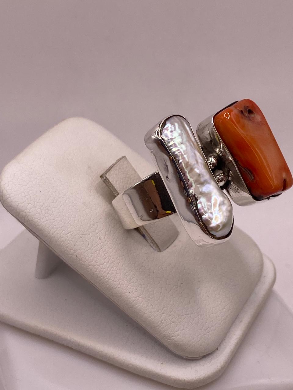 Anillo de Plata Ley 925 con Nácar y Coral, vista lateral