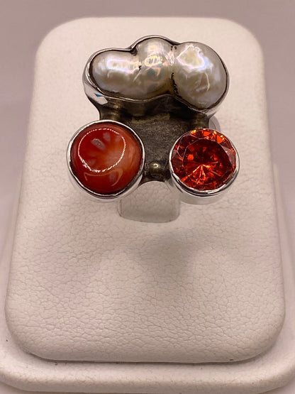 Anillo de Plata Ley 925 con Nácar, Cornalina y Zirconia — ángulo diagonal