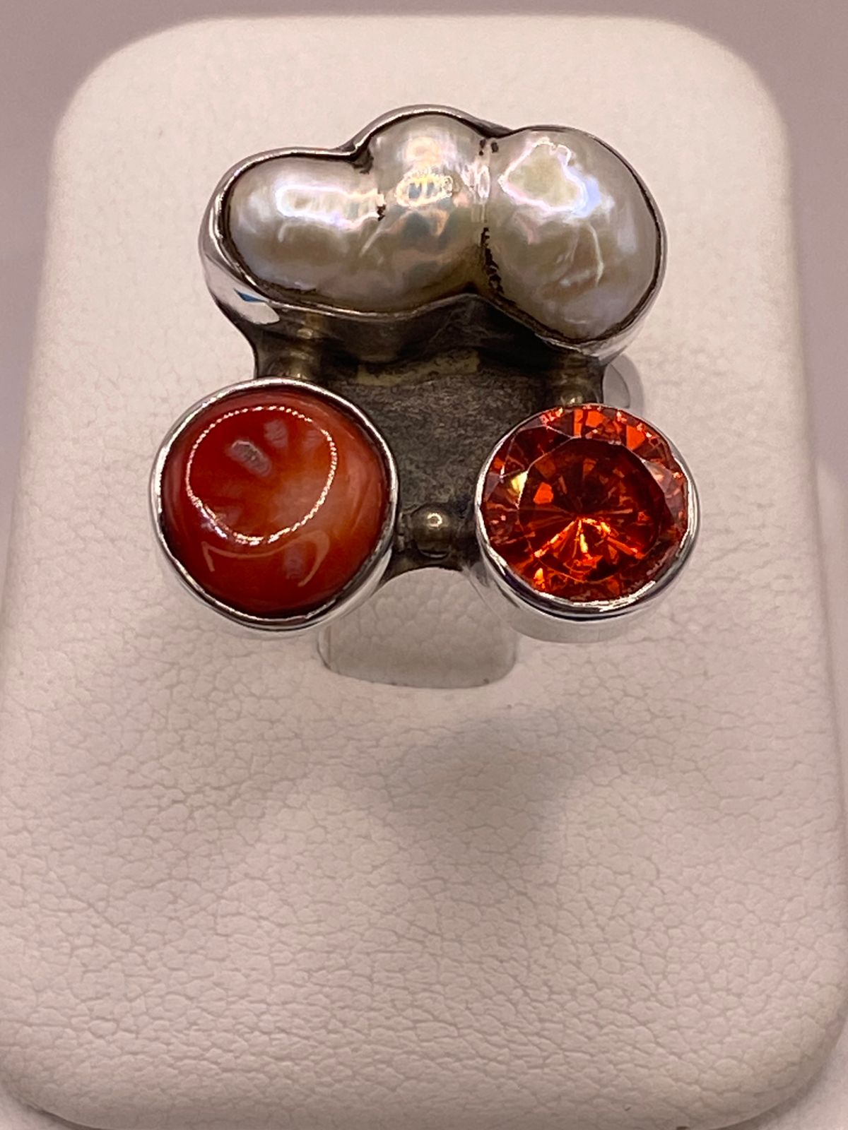 Anillo de Plata Ley 925 con Nácar, Cornalina y Zirconia, vista de detalle