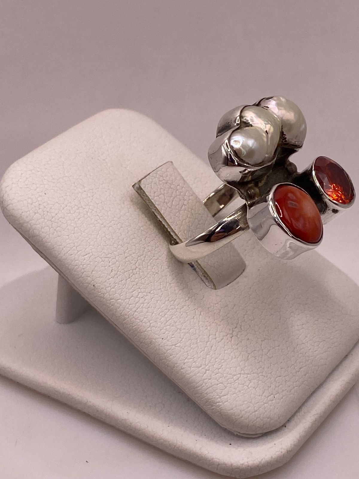 Anillo de Plata Ley 925 con Nácar, Cornalina y Zirconia, vista frontal