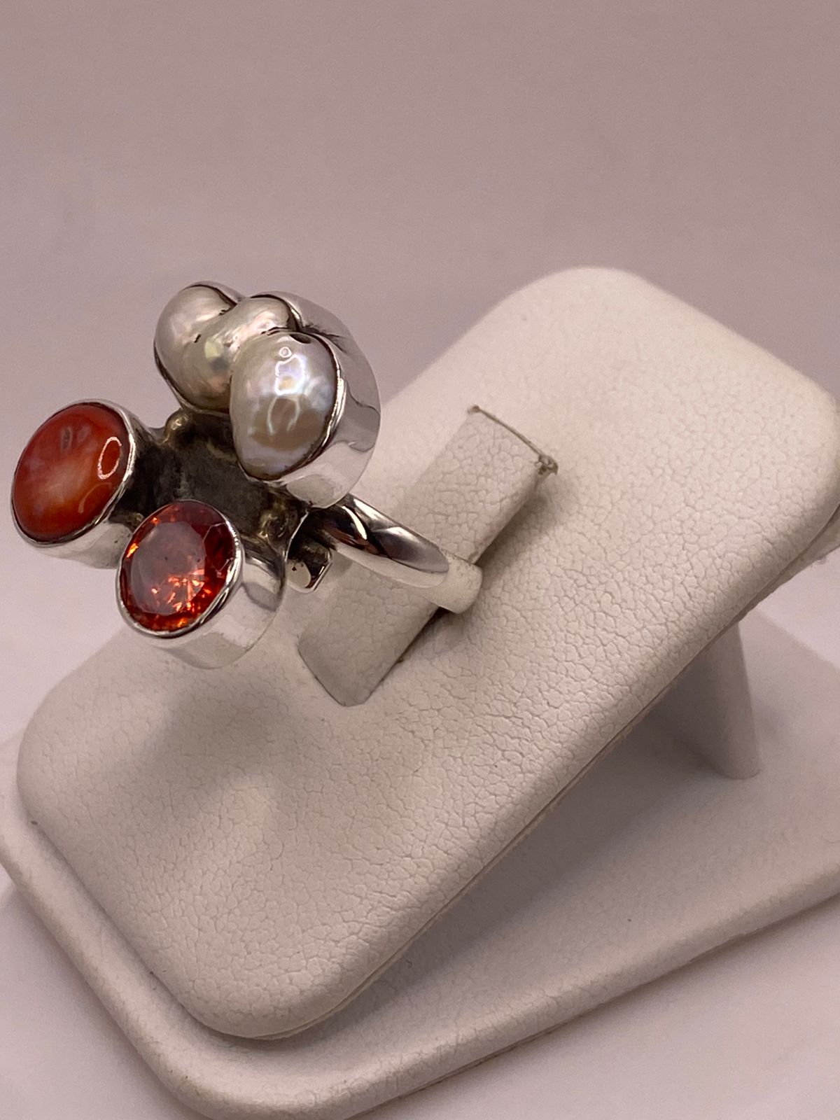 Anillo de Plata Ley 925 con Nácar, Cornalina y Zirconia, vista lateral