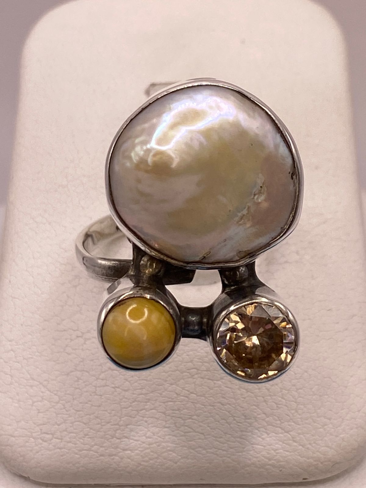 Anillo de Plata Ley 925 con Nácar, Jaspe y Zirconia, vista frontal