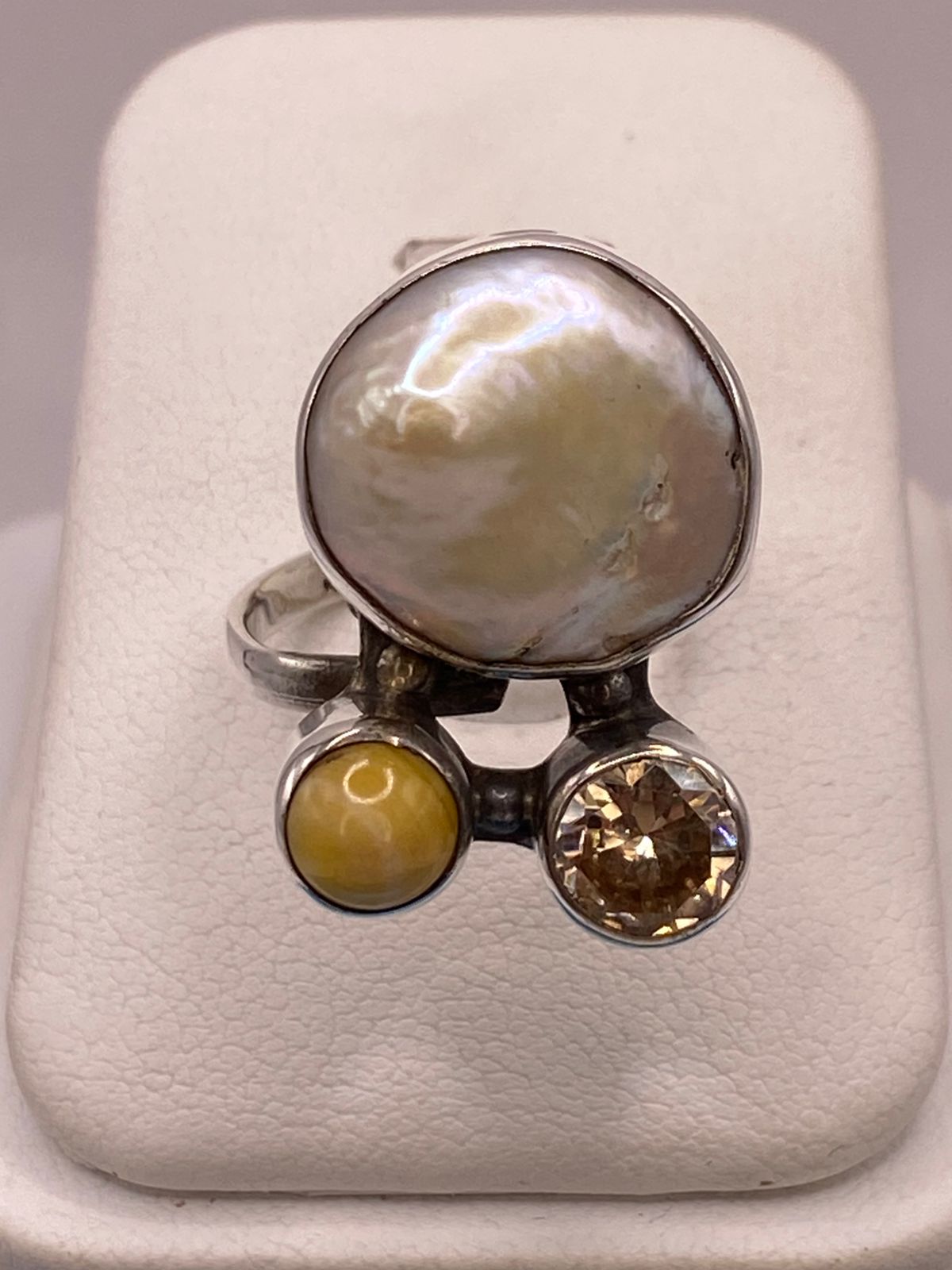 Anillo de Plata Ley 925 con Nácar, Jaspe y Zirconia, vista de detalle