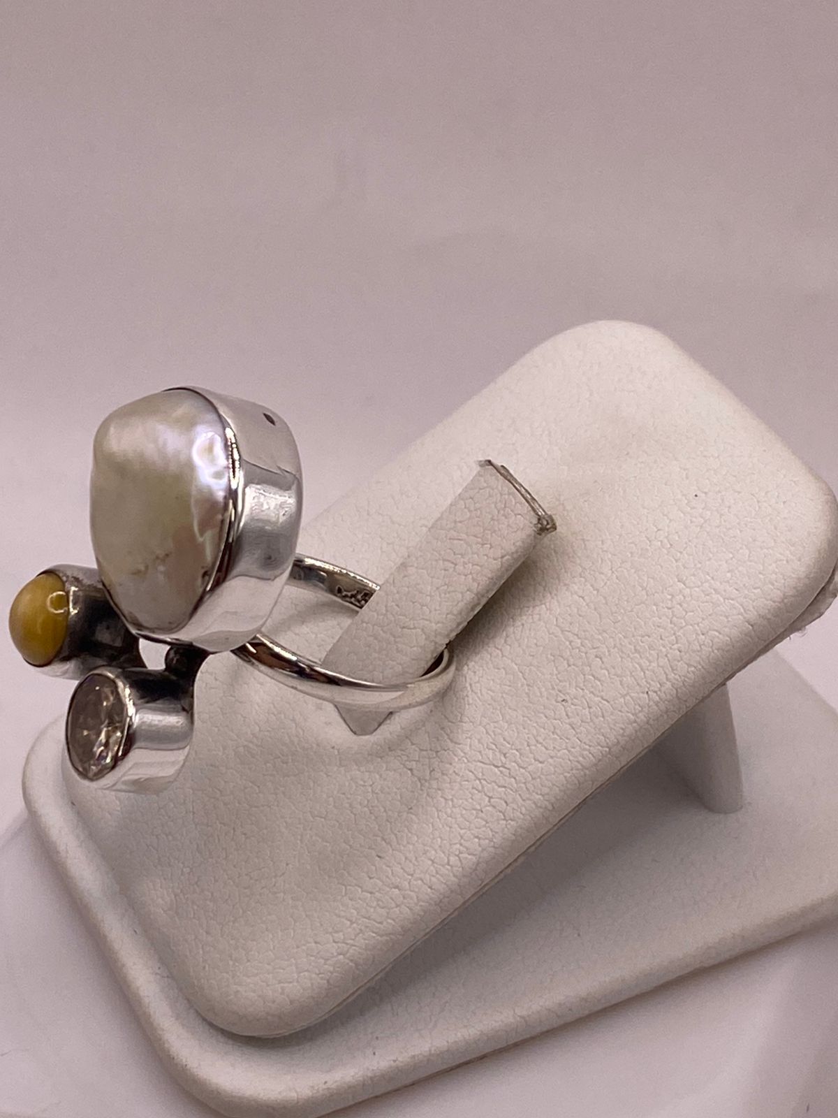 Anillo de Plata Ley 925 con Nácar, Jaspe y Zirconia, vista lateral