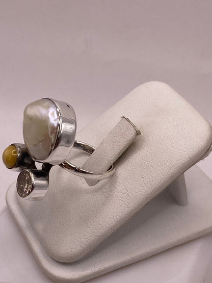 Anillo de Plata Ley 925 con Nácar, Jaspe y Zirconia, vista lateral