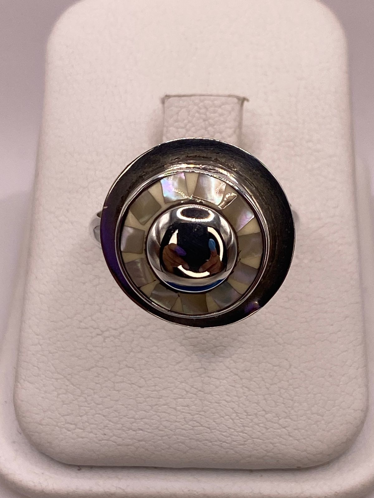 Anillo de Plata Ley 925 con Nácar Natural — ángulo diagonal