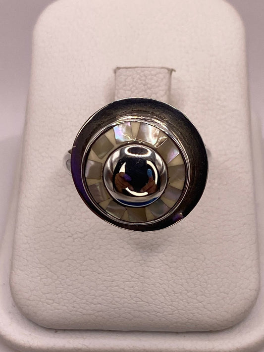 Anillo de Plata Ley 925 con Nácar Natural — ángulo diagonal