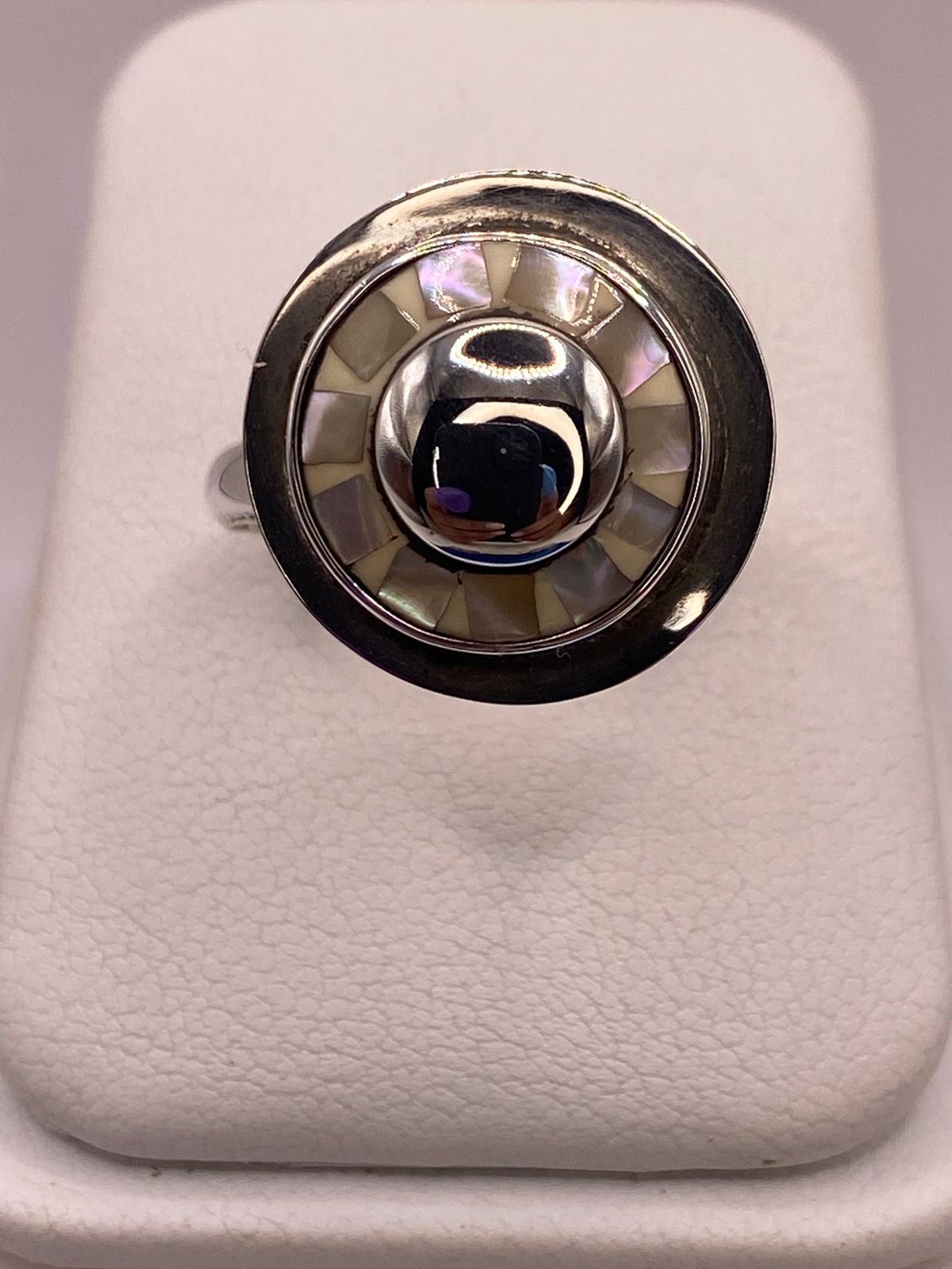 Anillo de Plata Ley 925 con Nácar Natural, vista de detalle