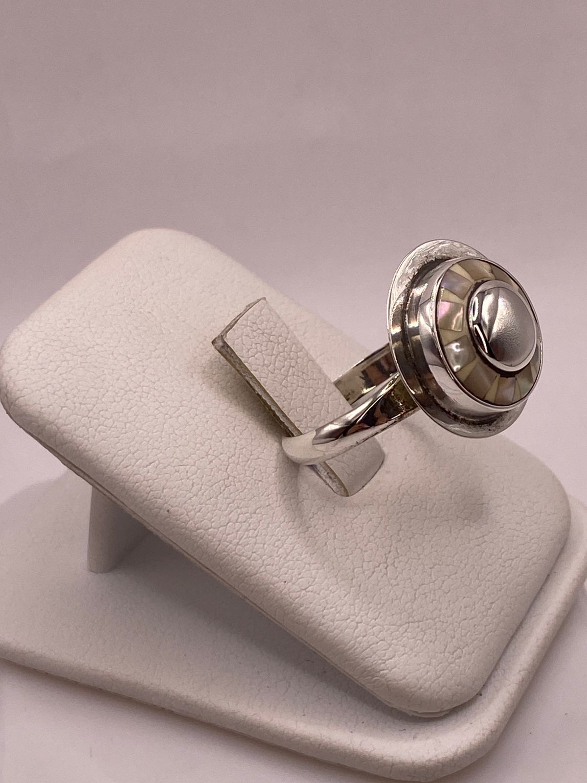 Anillo de Plata Ley 925 con Nácar Natural, vista lateral