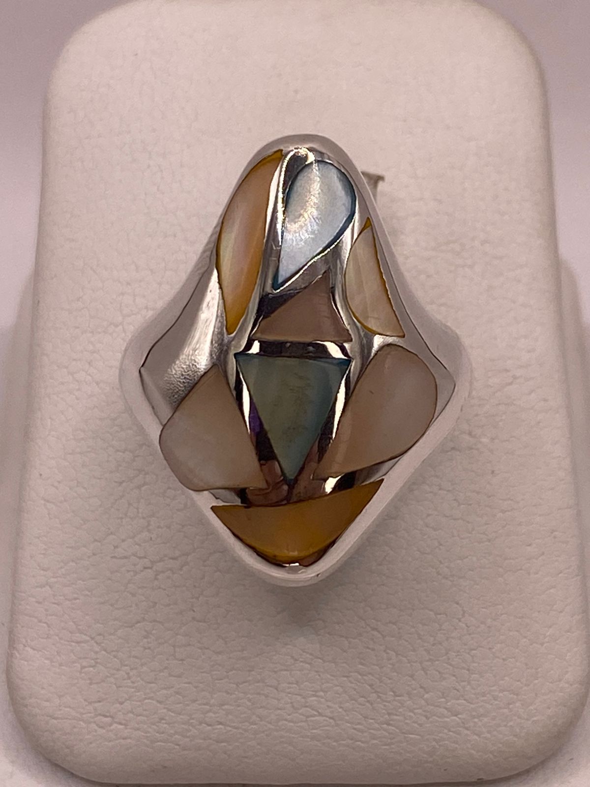 Anillo de Plata Ley 925 con Nácar Natural, vista de detalle