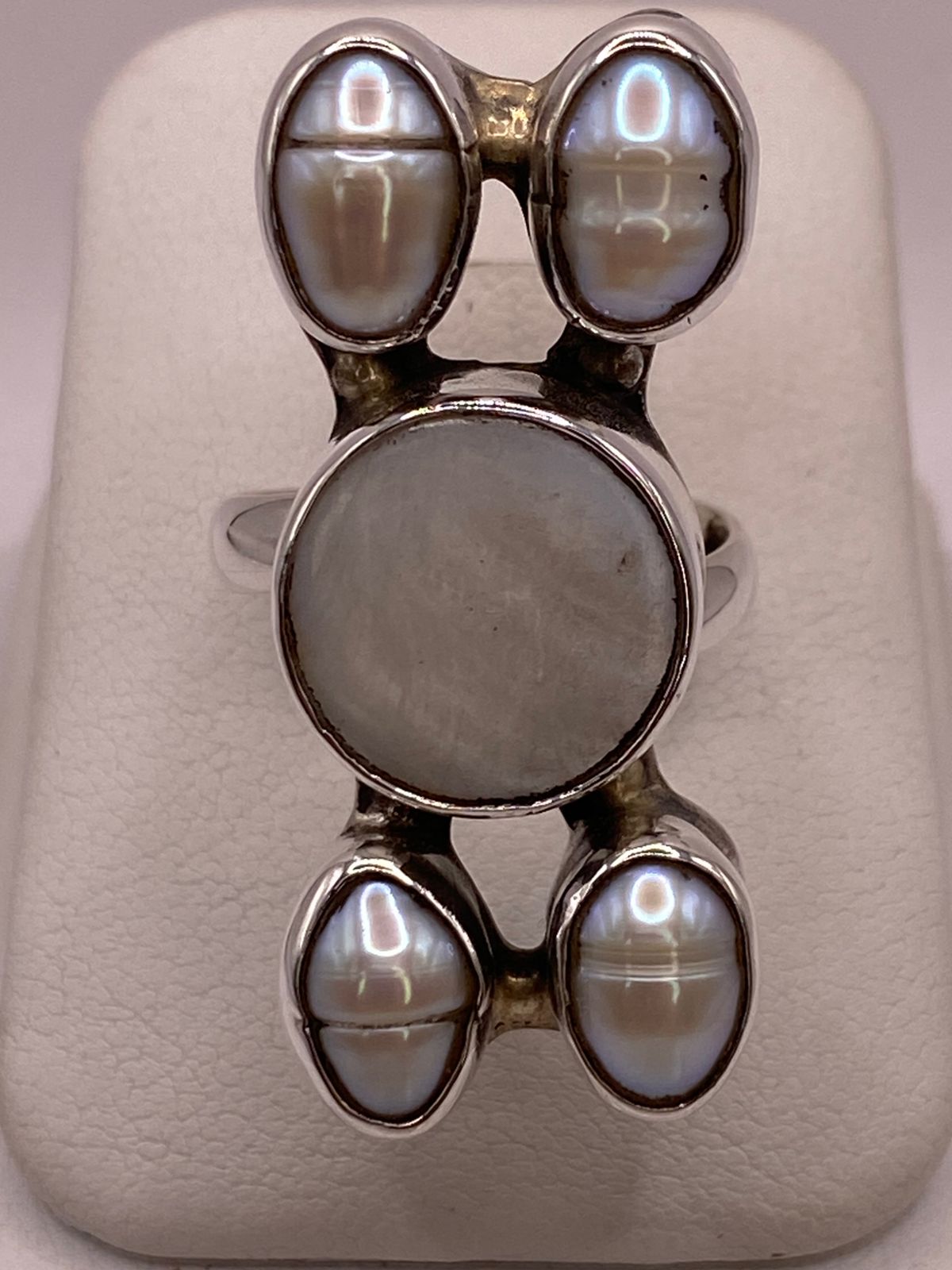 Anillo de Plata Ley 925 con Nácar y Perla — ángulo diagonal