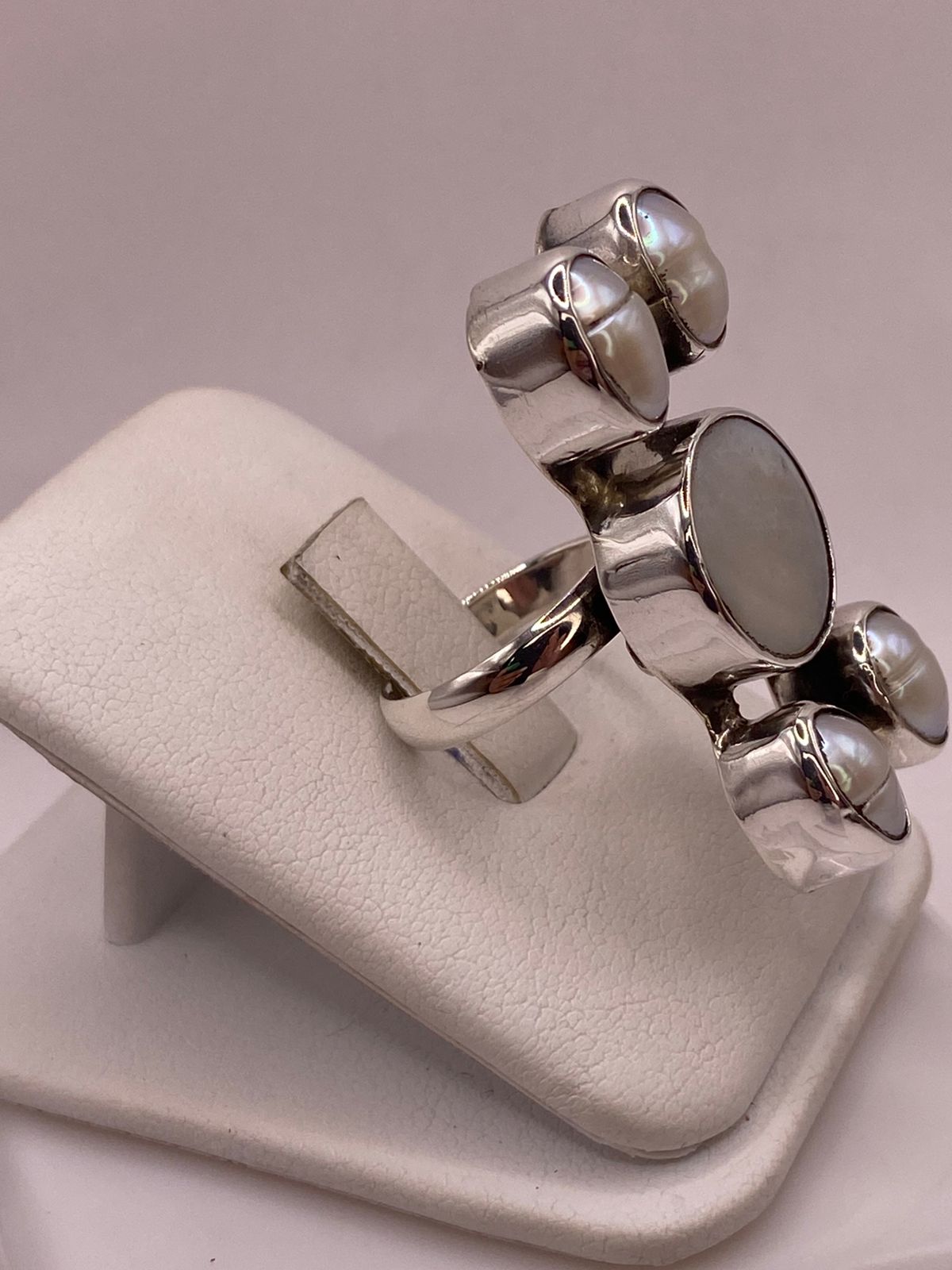 Anillo de Plata Ley 925 con Nácar y Perla, vista lateral