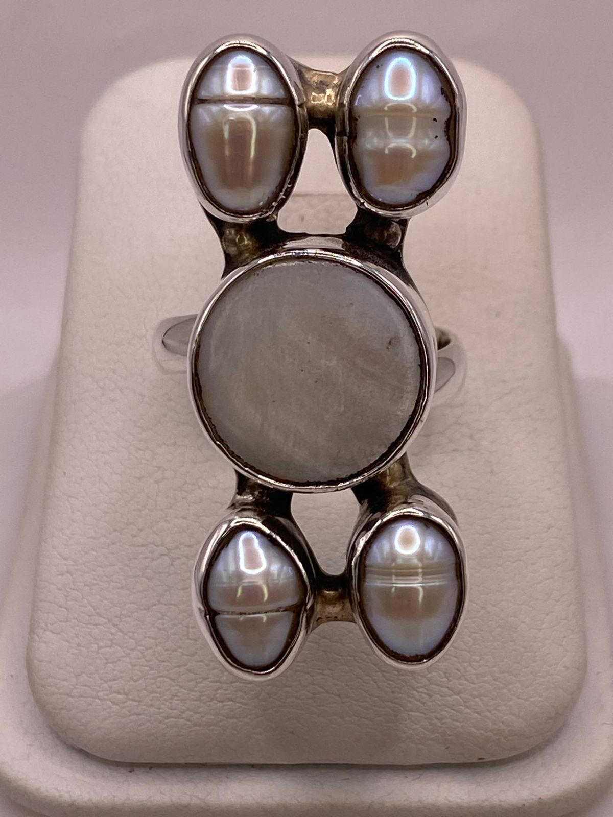 Anillo de Plata Ley 925 con Nácar y Perla, vista frontal