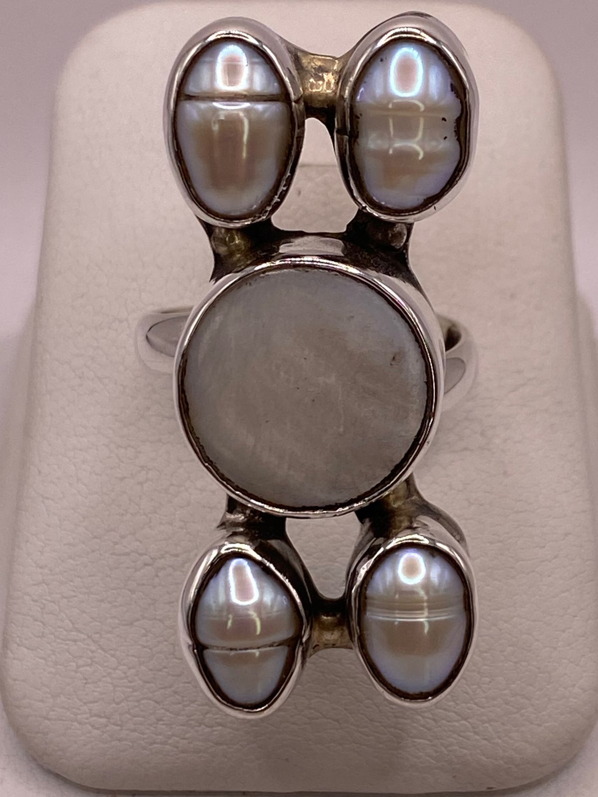 Anillo de Plata Ley 925 con Nácar y Perla, vista de detalle