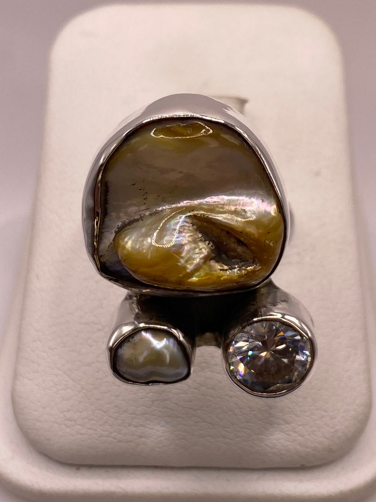 Anillo de Plata Ley 925 con Nácar y Zirconia — vista lateral