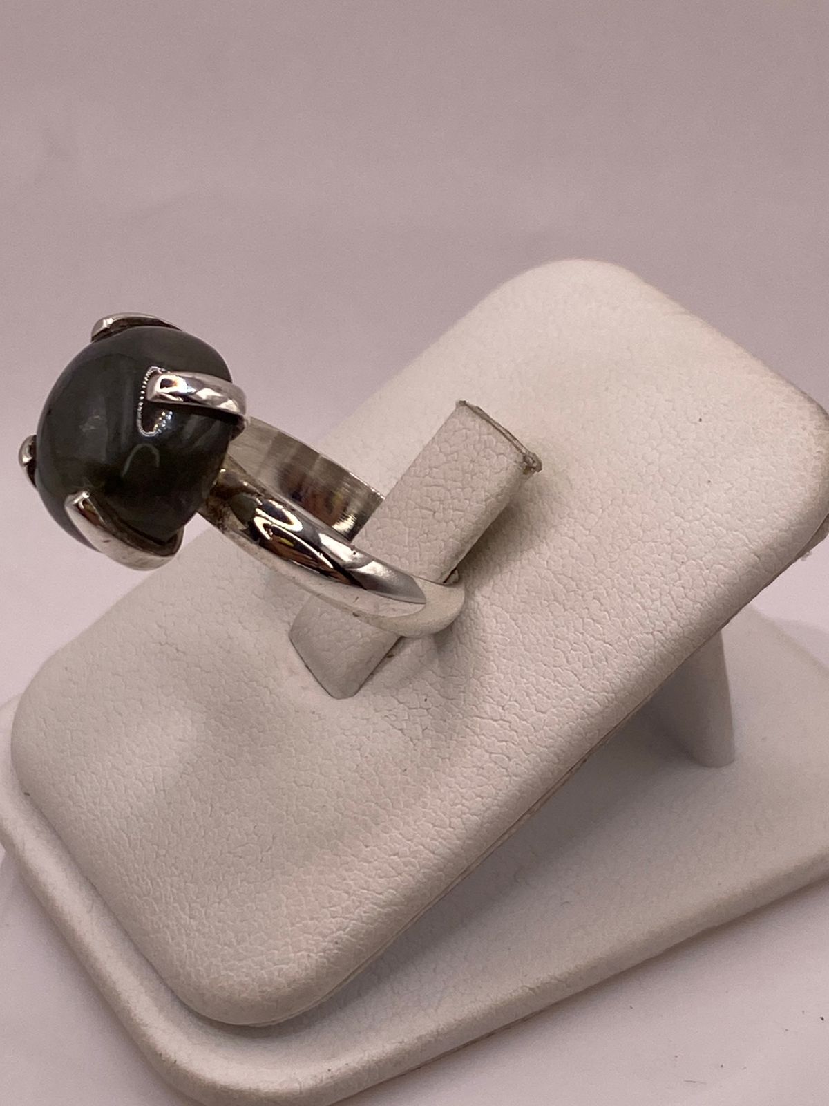 Anillo de Plata Ley 925 con Obsidiana Natural, vista lateral