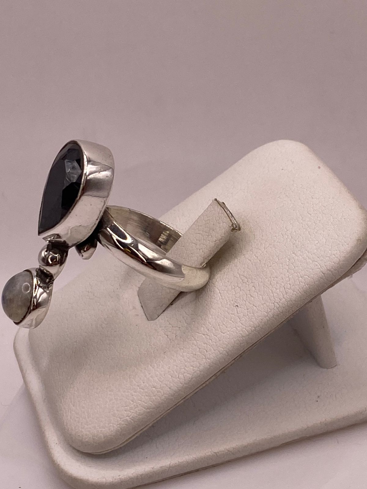 Anillo de Plata Ley 925 con Obsidiana y Piedra Luna, vista de detalle