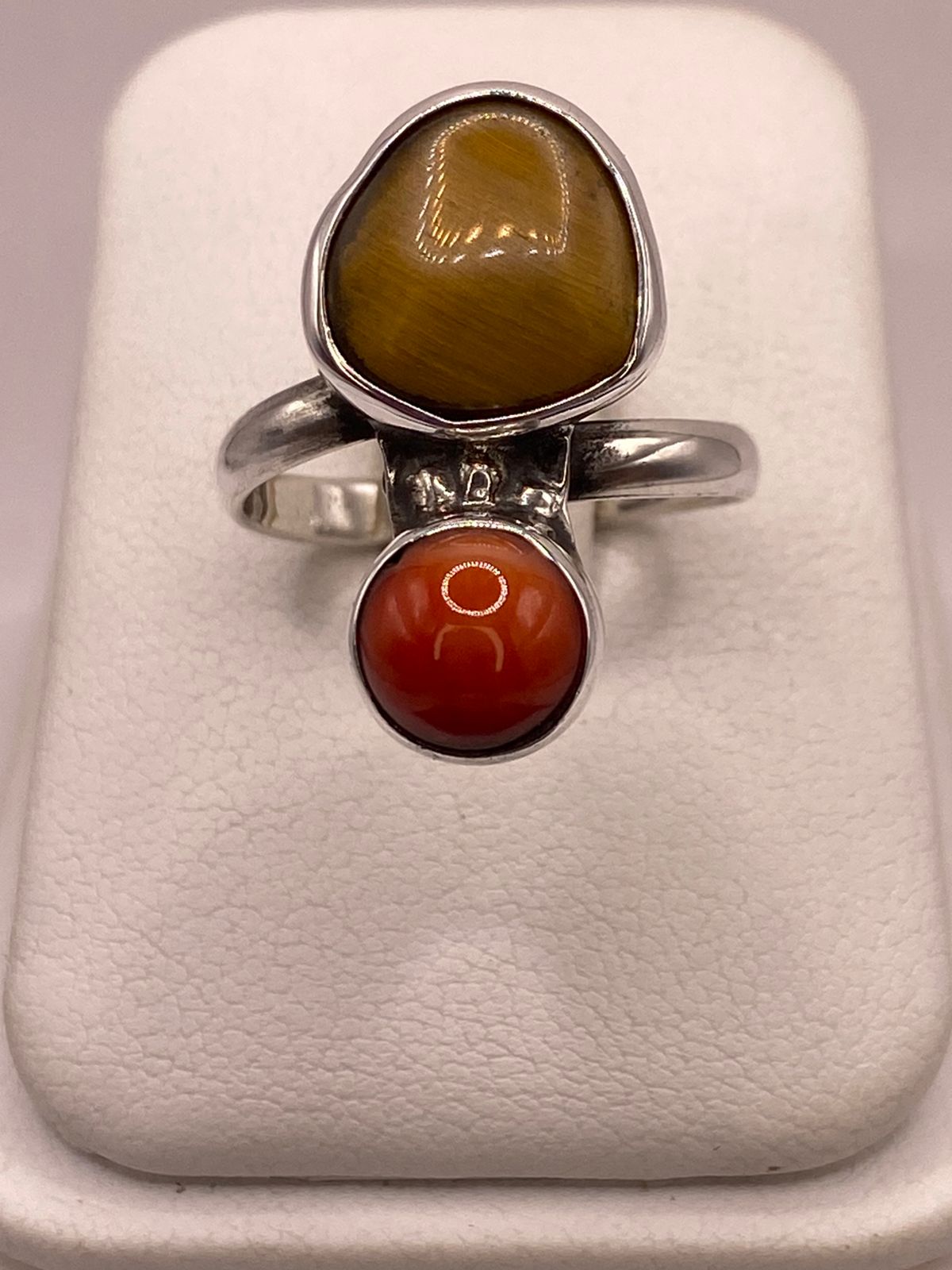Anillo de Plata Ley 925 con Ojo de Tigre y Cornalina — ángulo diagonal