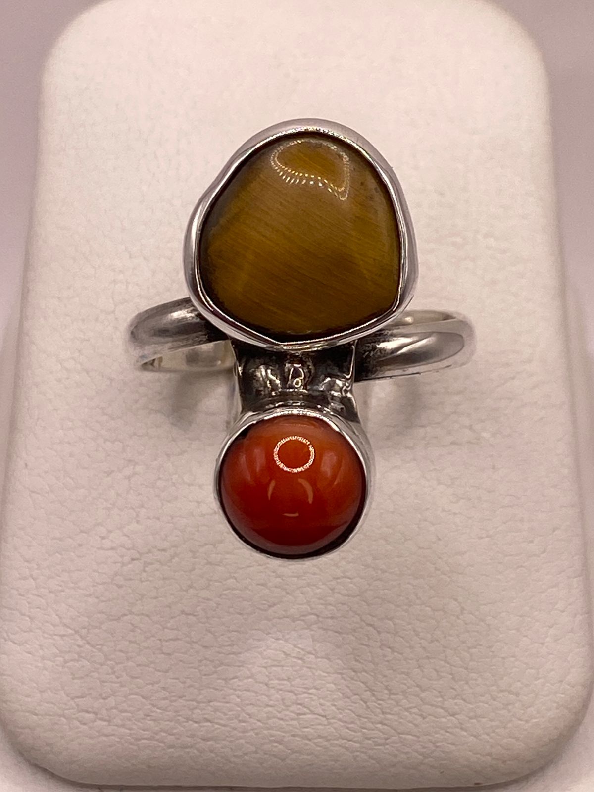 Anillo de Plata Ley 925 con Ojo de Tigre y Cornalina, vista frontal