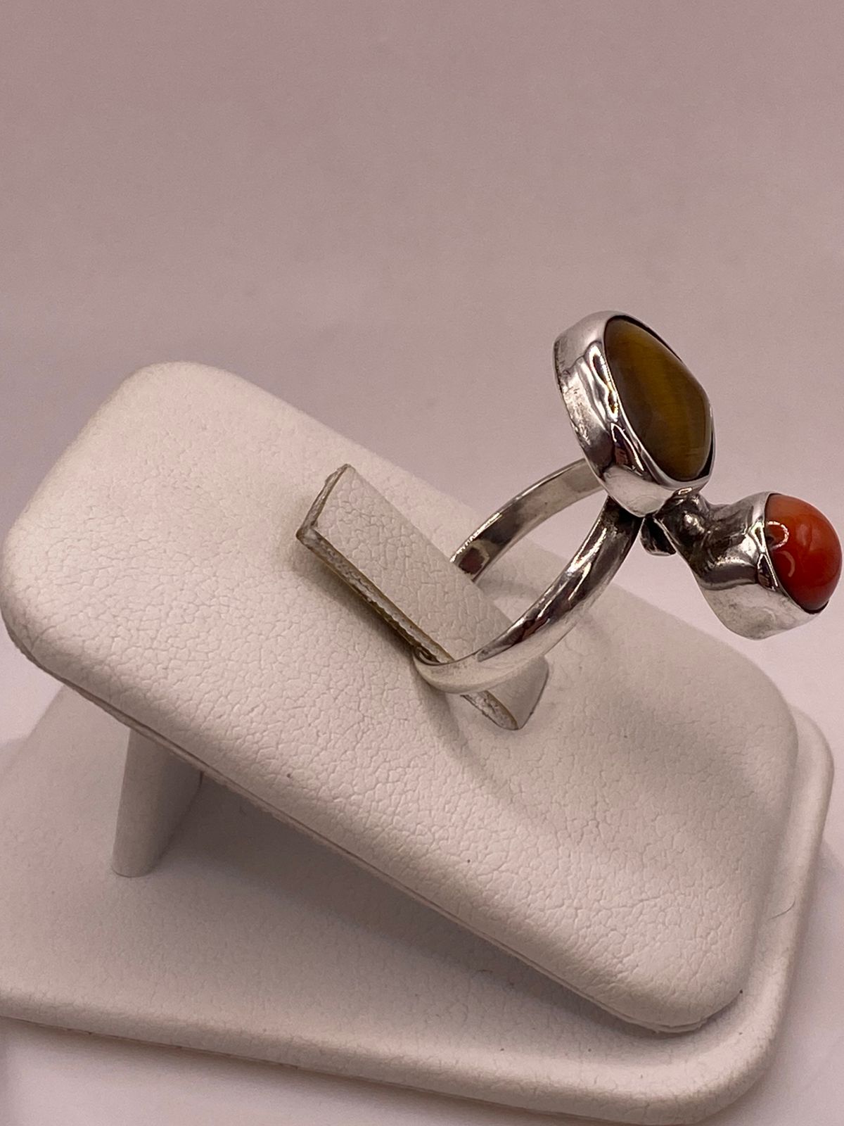 Anillo de Plata Ley 925 con Ojo de Tigre y Cornalina, vista lateral
