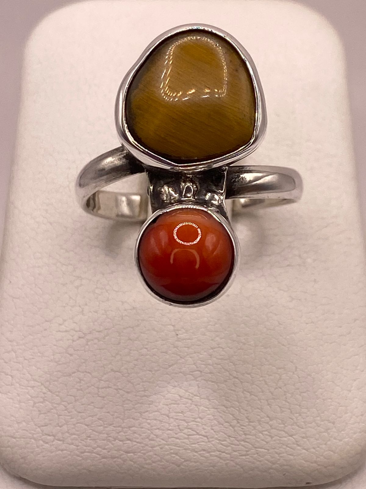 Anillo de Plata Ley 925 con Ojo de Tigre y Cornalina, vista de detalle