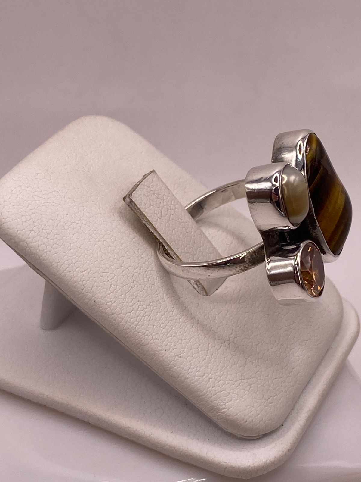 Anillo de Plata Ley 925 con Ojo de Tigre, Nácar y Zirconia, vista lateral