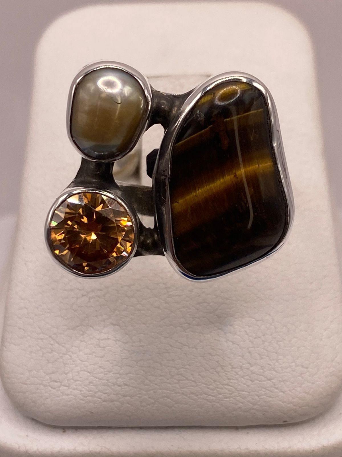 Anillo de Plata Ley 925 con Ojo de Tigre, Nácar y Zirconia, vista frontal