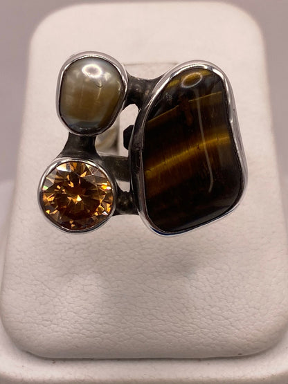 Anillo de Plata Ley 925 con Ojo de Tigre, Nácar y Zirconia, vista frontal